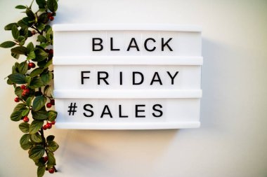 Kara Cuma reklamı ve ökseotu olan ışık kutusu..