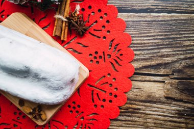 Alman zencefilli, tarçınlı, kuru üzümlü ve portakallı