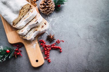 Portakallı, kuru üzümlü ve anasonlu Alman pilavı.