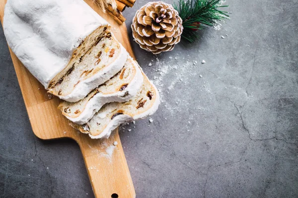 Vista superior de um bolo stollen e várias partes em uma mesa de madeira. Ch... — Fotografia de Stock