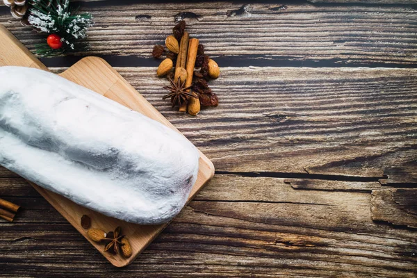 Pão de Natal com canela, passas e anis em madeira — Fotografia de Stock