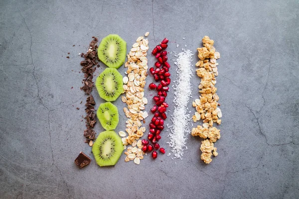 Vegan e ingredientes orgânicos para um lanche saudável: Kiwi, pomegra — Fotografia de Stock