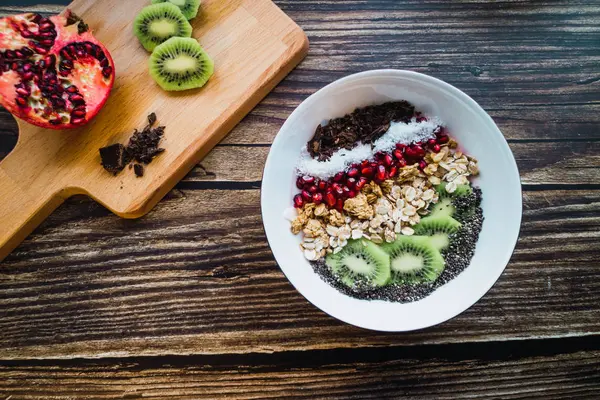 Smoothie tigela para café da manhã e mesa de madeira com ingredientes. T — Fotografia de Stock