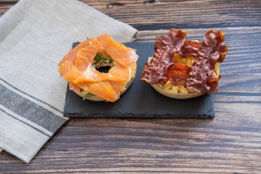 Pastırmalı somon ve roket simidi ve çırpılmış omlet..