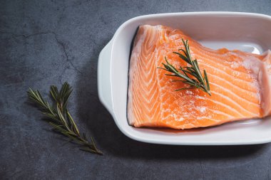 Beyaz tepside biberiyeli taze çiğ somon. Görüntüyü kapat.