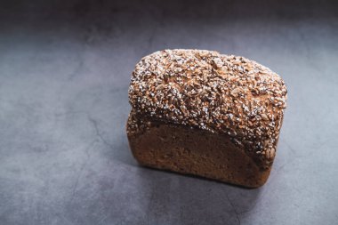 Beton zeminde izole edilmiş çoklu tohum kahverengi ekmek.