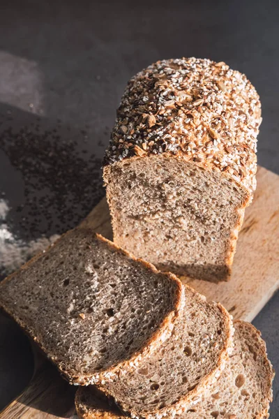 Milho caseiro e fatias de pão de trigo mourisco. Quadro vertical . — Fotografia de Stock