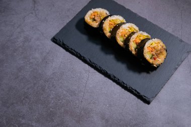 Jeyouk domuz eti ve sebzeli Kore suşisi. Geleneksel mutfak.