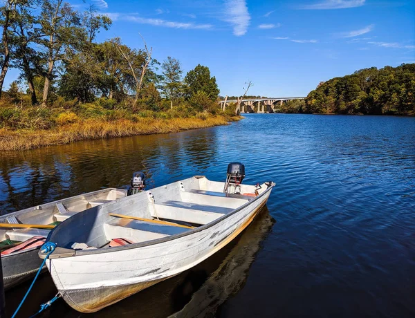 New Jersey Deki Mavi Raritan Nehri Ndeki Bir Rıhtımda Tekneler — Stok fotoğraf