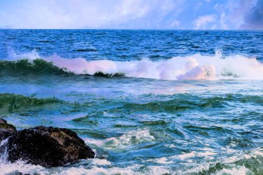 Okyanus Dalgaları Jersey sahiline çarpıyor