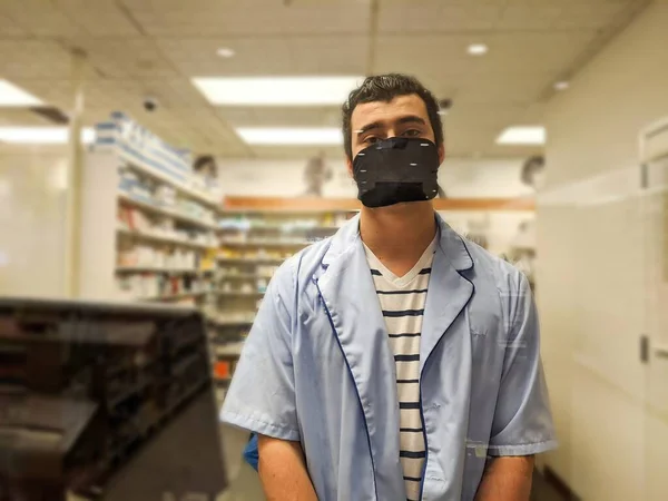 Młody Technik Farmaceutyczny Pracujący Szkłem Ochronnym Noszącym Maskę Twarz — Zdjęcie stockowe