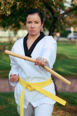 Kolombiyalı, Latin Amerikalı kadın. Mınçıkalarla tekvando yapıyor.