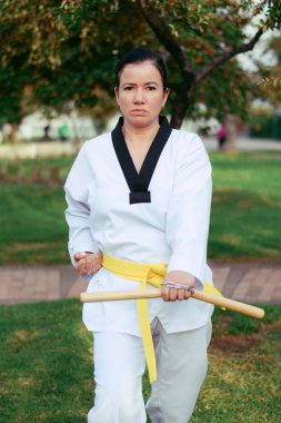 Kolombiyalı, Latin Amerikalı kadın. Mınçıkalarla tekvando yapıyor. Savunmasını düşürdü.