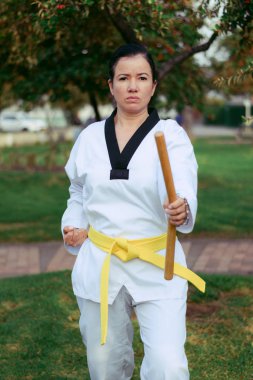 Kolombiyalı, Latin Amerikalı kadın. Mınçıkalarla tekvando yapıyor. Sol taraf savunması.