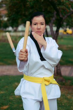 Kolombiyalı, Latin Amerikalı kadın hareket eden mınçıkalarla tekvando çalışıyor, sağ el.