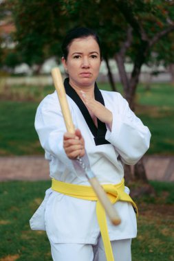 Kolombiyalı, Latin Amerikalı kadın hareket eden mınçıkalarla tekvando çalışıyor, sağ el.