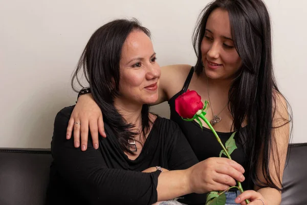 Bella ragazza adolescente colombiana dà a sua madre una rosa nel giorno della festa della mamma — Foto Stock