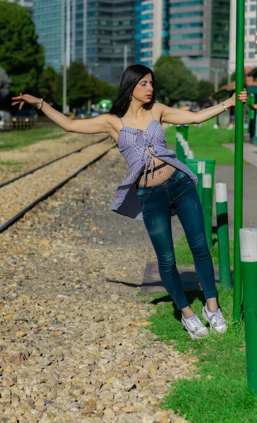 Колумбійська жінка на залізничному вокзалі чекає, поки вагон гратиме на коліях. — стокове фото