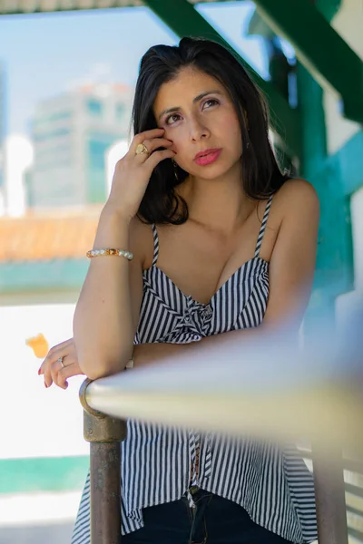 Mujer colombiana muy reflexiva acostada sobre una barandilla —  Fotos de Stock