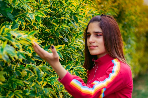 Bela Colombiana Cabelos Curtos Adolescente Mulher Cheira Acaricia Flores Jardim — Fotografia de Stock