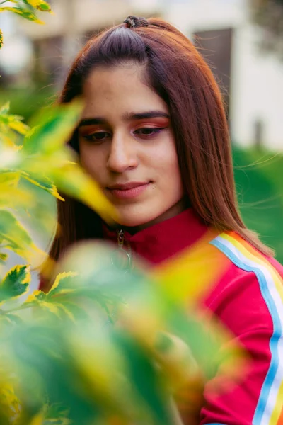 Hermosa Colombiana Pelo Corto Adolescente Huele Acaricia Flores Jardín Primavera —  Fotos de Stock