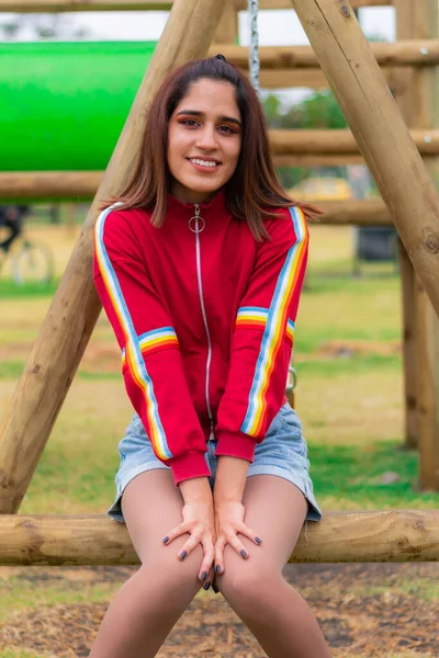 Hermosa Mujer Colombiana Disfrutando Una Tarde Soleada Parque Ciudad Jugando —  Fotos de Stock