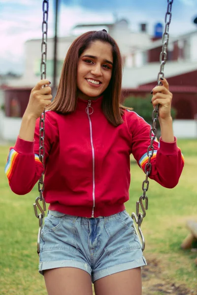 Hermosa Mujer Colombiana Disfrutando Una Tarde Soleada Parque Ciudad Jugando —  Fotos de Stock