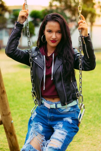 Hermosa Mujer Colombiana Disfrutando Una Tarde Soleada Parque Ciudad Jugando —  Fotos de Stock