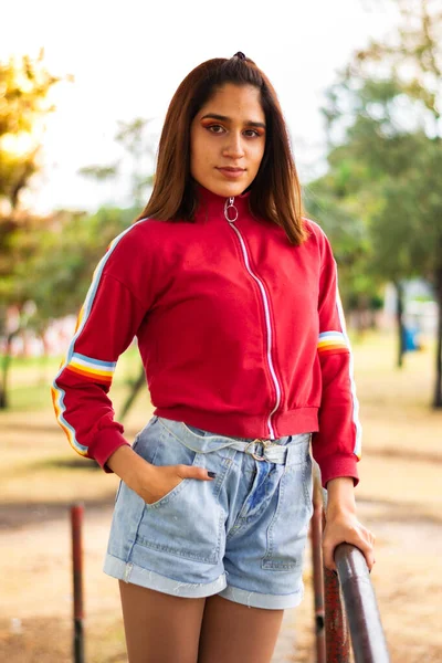 Hermosa Adolescente Colombiana Disfrutando Una Tarde Soleada Parque Ciudad —  Fotos de Stock