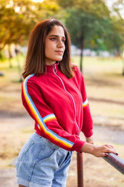 Hermosa Adolescente Colombiana Disfrutando Una Tarde Soleada Parque Ciudad —  Fotos de Stock