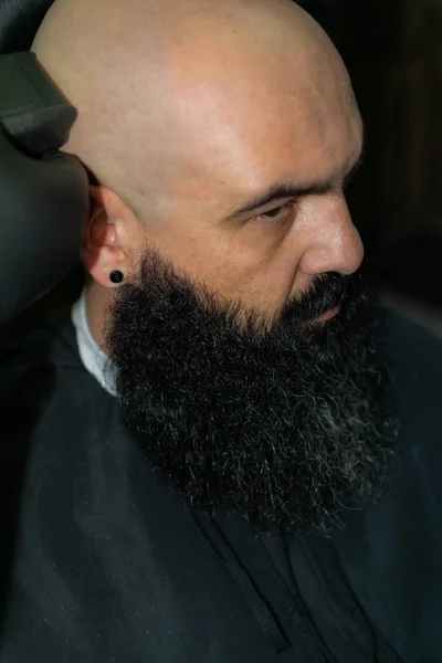 Barbero Latinoamericano Trabajando Estilo Con Una Larga Barba Ciudad Bogotá —  Fotos de Stock