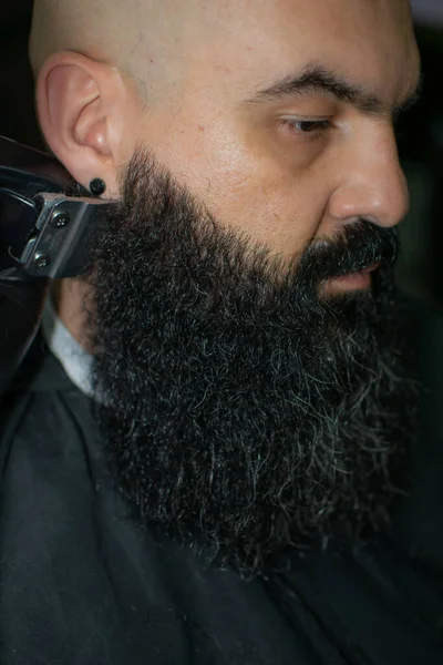 Barbeiro Latino Americano Trabalhando Estilo Com Uma Longa Barba Cidade — Fotografia de Stock