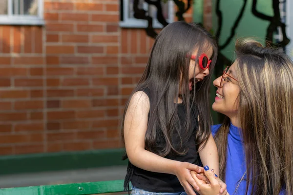 Όμορφη Λατινοαμερικάνικη Κολομβιανή Μητέρα Και Κόρη Διασχίζουν Την Πόλη Και — Φωτογραφία Αρχείου