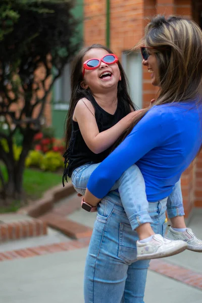 Gyönyörű Latin Amerikai Kolumbiai Anya Lánya Séta Városban Játszani Ugyanabban Stock Fotó