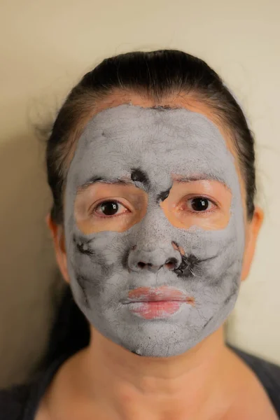 Bela Mulher Colombiana Limpa Pele Seu Rosto Com Uma Máscara — Fotografia de Stock