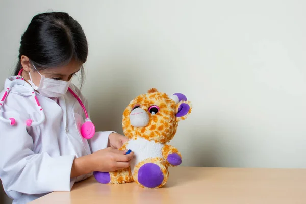Beautiful Colombian Girl Plays Pediatrician Doctor Examining Toys — Stock Photo, Image