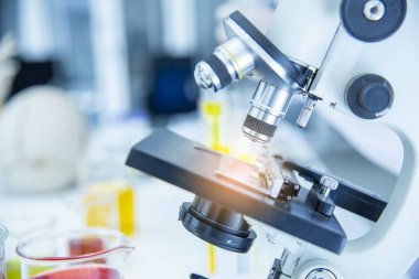 Bilim laboratuarındaki mikroskoba ve test tüplerine yakından bak.