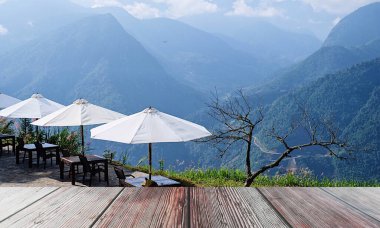 Beyaz ahşap masa, kurgu ürünleri için uygun, yeni reklam sektörü fikirleri.