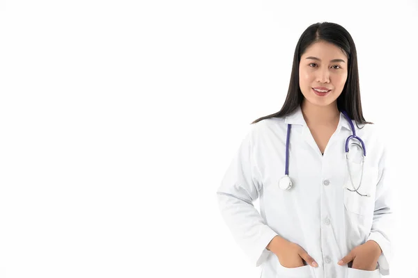 女医生面带微笑地站在那里 带着治疗病人的工具 与白人背景无关 — 图库照片