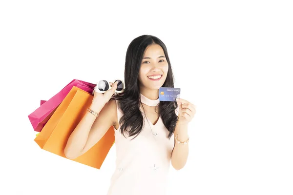 亚洲美女带着一张煤油条卡片和一个购物袋 他们的购物经验非常丰富 — 图库照片