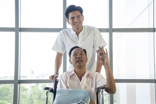 Hombre Asiático Mayor Tiene Una Lesión Brazo Sentado Una Silla — Foto de Stock