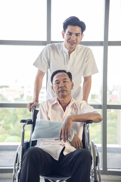 Anciano Asiático Hombre Tiene Una Lesión Brazo Sentado Una Silla — Foto de Stock