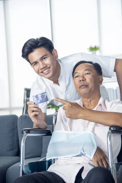 Seior Asiático Hombre Tiene Una Lesión Brazo Sentado Una Silla — Foto de Stock
