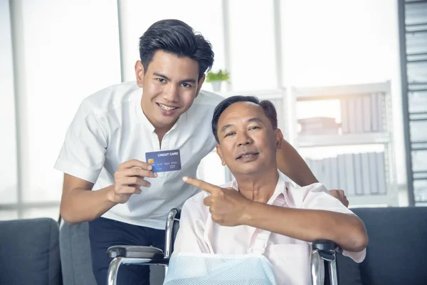 Seior Asiático Hombre Tiene Una Lesión Brazo Sentado Una Silla — Foto de Stock