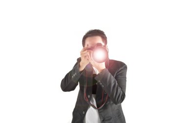 Yeni nesil Asyalı fotoğrafçılar şirket için reklam çekiyorlar. Beyaz arka planda ayrı bir stüdyoda, online fotoğraf işi konsepti günümüzde popüler..