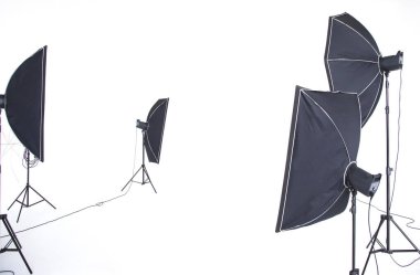 Standart boyutta profesyonel fotoğraf stüdyosu ve ışıklandırma ekipmanları, Asya 'da popüler beyaz arka planda fotoğrafçılar ve modeller için hazırlandı..