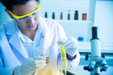 Bilim insanları mikroskop kullanarak laboratuarlardaki covid-19 virüsünü tespit ederek antiretroviral ilaç konseptini korumak için aşılar üzerinde deney yapıyorlar..