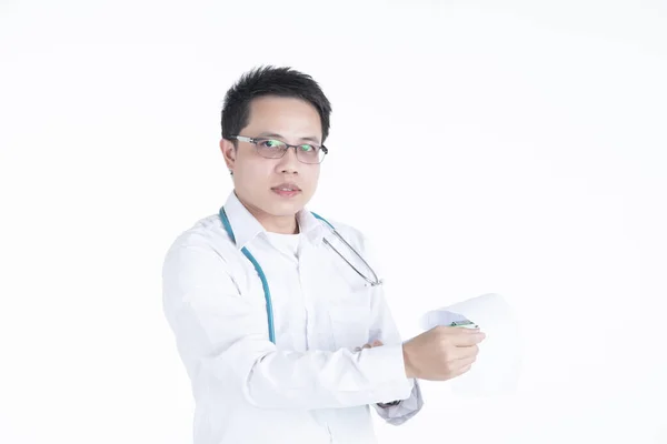 Jeune Médecin Souriant Asiatique Tient Dossier Prépare Rapport Examine Patient — Photo