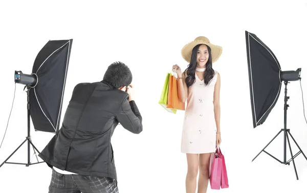 亚洲专业摄影师正准备在该公司的工作室里用白色背景的照明设备拍照 形象销售的商业概念在今天很流行 — 图库照片