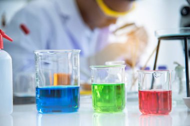 Bilim insanları, antiviral ilaçlar konseptine aşı tedavisi uygulamak için laboratuvarda covid-19 virüsü için test çözümü hazırlıyorlar..